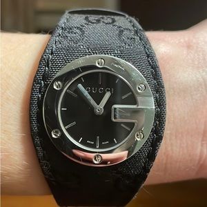 Gucci 104 Steel Womens Fashion Watch Black Fabric Strap